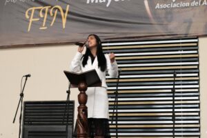 La cantautora invitada Jasmin Cordero en su intervención musical "Jesús también lloró", enfatizando la importancia de comprender el sacrificio salvífico de Cristo